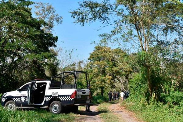 Los cuerpos pertenecerían a 4 hombres y una mujer, quienes se encontraban embolsados, enrollados con cinta canela y fueron arrojados en un paraje. FOTO: Especial