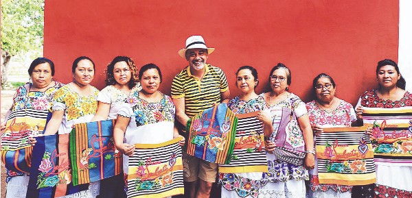 BOLSA. Christian Louboutin colaboró con artesanas mayas. Foto: Especial