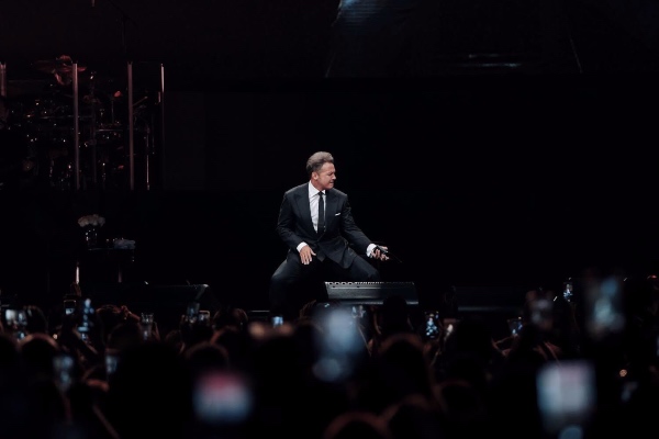 Luego de que en abril de 2018 se estrenara en una plataforma de streaming, la bioserie autorizada por el propio cantante se estrena en televisión abierta. Foto: Twitter