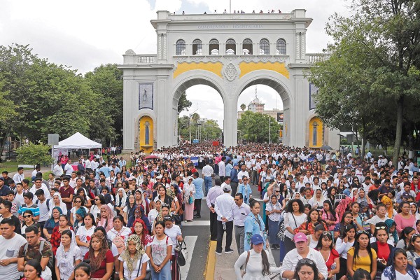 RUTA. Los jóvenes caminaron por calles de Guadalajara, hasta la Minerva. Foto: Cuartoscuro