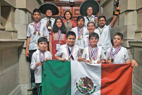 ORGULLO. Los niños que viajaron a Sudáfrica lograron el apoyo del cineasta Guillermo del Toro. Foto: Cortesía