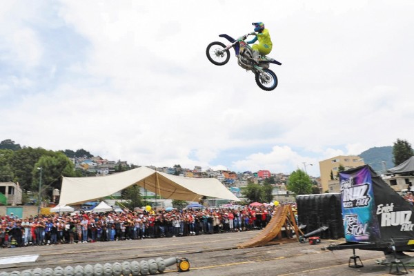 ESPECTÁCULO. El motocross es una de las
actividades con las que agasajaron a los jóvenes. Foto: Especial