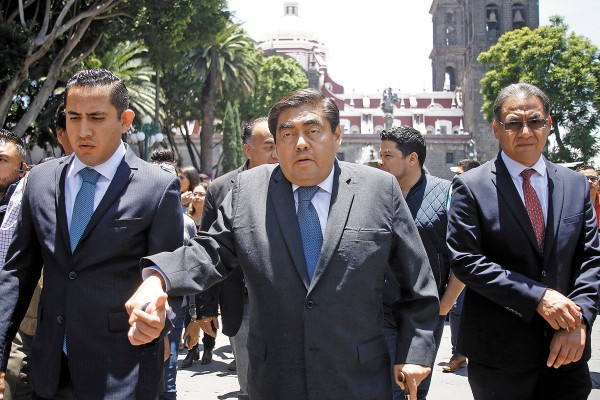 VISITA. El gobernador
recorrió el zócalo capitalino. Foto: ENFOQUE
