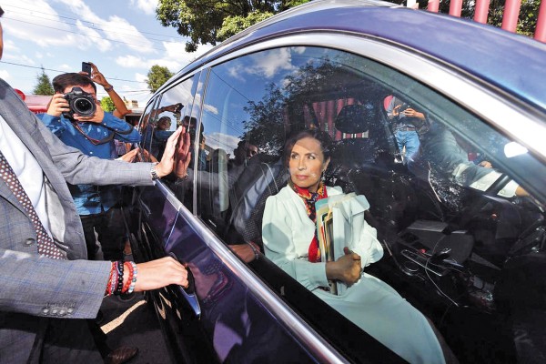 SERENA. La ex funcionaria federal dijo que tiene “las faldas bien puestas”, al llegar al juzgado. Foto: Pablo Salazar