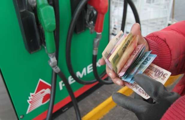Los más bajos para gasolinas es 17.90 pesos por litro, mientras que 19.40 pesos por litro para diésel. Foto: Especial.