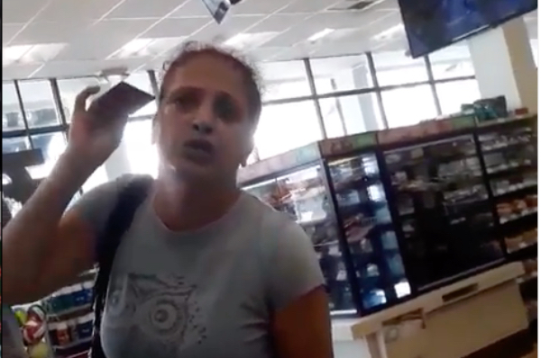 La agresora no es norteamericana; sin embargo, sigue al pie de la letra el discurso de odio que Donald Trump. Foto: Especial