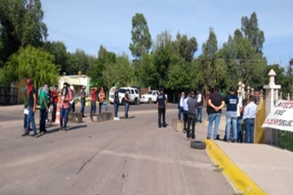 Manifestantes en Durango exigen contrataciones