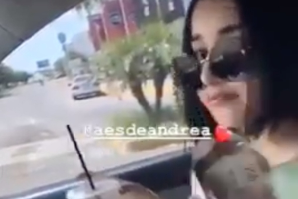 Hija de alcalde se abanica con billetes de 500 pesos. Foto: Especial
