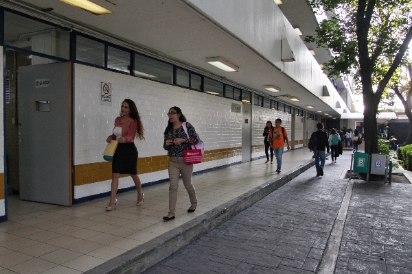 Estudiantes afuera de aulas en escuela de nivel medio superior