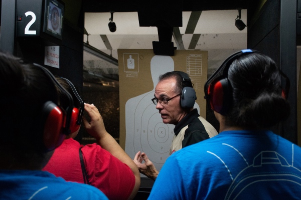Solo uno por ciento de las personas con armas responden al fuego durante tiroteos. En las clases se enseña a cómo reaccionar en caso de un evento de este tipo. Foto: Reuters