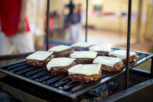 A partir del próximo mes, Goldsmiths, parte de la Universidad de Londres, ya no venderá carne de res e introducirá un pequeño impuesto sobre el agua embotellada y los plásticos de un solo uso. Foto: Unsplash