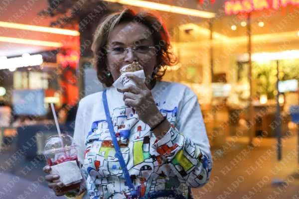 SONRISAS. Elba Esther Gordillo caminó con toda tranquilidad por las calles de la ciudad. Foto: Víctor Gahbler