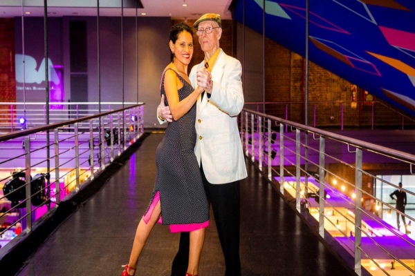 Un veterano de la II Guerra Mundial, compite en Buenos Aires en el Mundial de Tango, donde el público lo ovacionó en su primera presentación. Foto: AFP