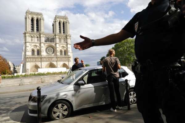 El ministerio de Cultura francés dijo el miércoles que varias piedras cayeron del techo abovedado de la catedral de Notre Dame, dañada por un incendio meses atrás. Foto: AP