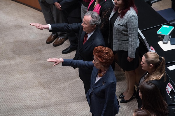 uan José Bremer de Martino, y Carmen de la Soledad Moreno Toscano, durante su toma de protesta como Representante Permanente de México ante la Organización de las Naciones Unidas para la Educación, la Ciencia y la Cultura; y Embajadora Extraordinaria de México en Nicaragua, respectivamente; mientras se realizaba la sesión extraordinaria de la Comisión Permanente del Congreso de la Unión. Foto: Cuartoscuro