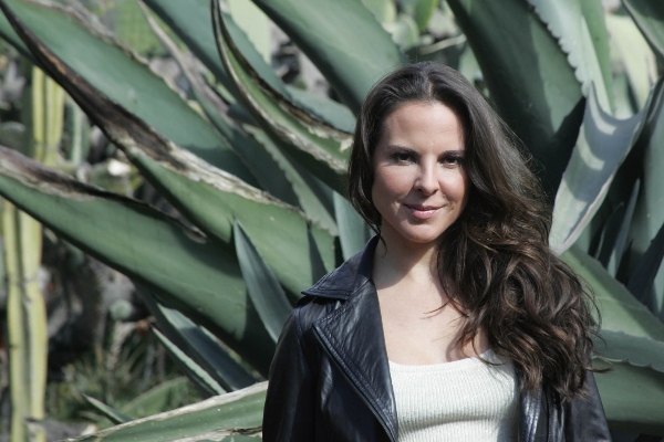 Kate del Castillo con planta de maguey