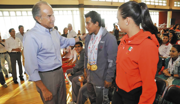 HONORES. Juan Manuel Carreras felicitó a los jóvenes. Foto: Especial