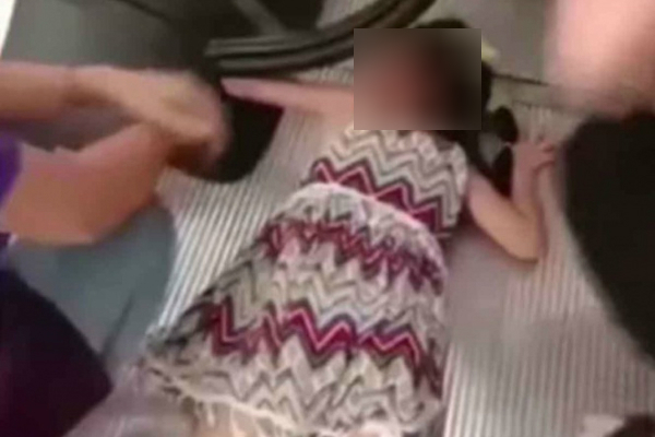 La pequeña fue trasladada a un hospital donde la trataron por un corte e inflamación en su brazo. Foto: Especial.