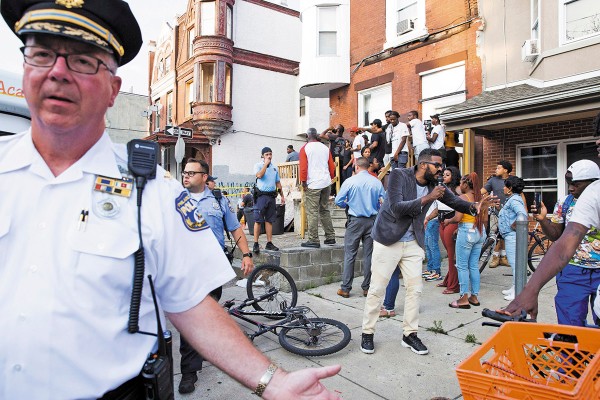 PENSILVANIA. Tensión se vivió el pasado miércoles en Filadelfia, tras registrarse un tiroteo que dejó seis policías heridos. Foto: EFE