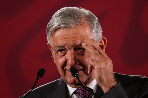 El jefe del Ejecutivo, quien vestía un traje gris Oxford con camisa blanca y zapatos negros, inició la conferencia de prensa con temas relacionados con la política pública de salud y bienestar. Foto: Cuartoscuro