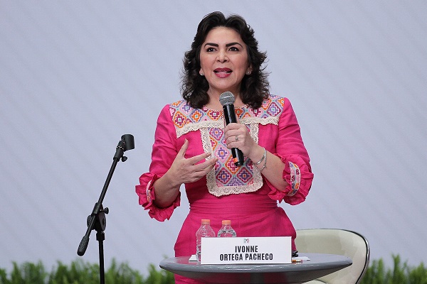 Tras 29 años de militancia, la excandidata a la dirigencia nacional de PRI, Ivonne Ortega Pacheco, presentó su renuncia al partido y lamentó que las malas prácticas llevaran a este instituto político a la extinción. Foto: Especial