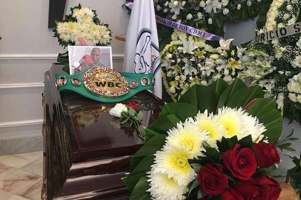 Familiares y amigos dieron el último adiós al legendario ex boxeador cubano-mexicano José Ángel “Mantequilla” Nápoles, quien tendrá diversos homenajes para recordar su legado, incluido un billete de lotería en el que estará su imagen. Foto: Javier Alexis Hernández