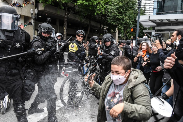 CONTENCIÓN. Elementos
policiacos rociaron gas
a los manifestantes.
Unas 20 corporaciones
participaron. Foto: AFP