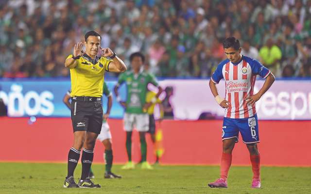 REVISIÓN. Jorge Isaac Rojas requirió varias
veces del videoarbitraje para decretar penaltis. Foto: Mexsport