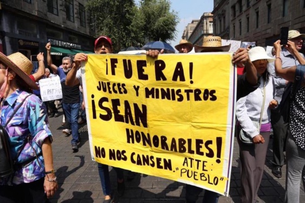Decenas de personas protestaron fuera de la SCJN.
Foto: Especial