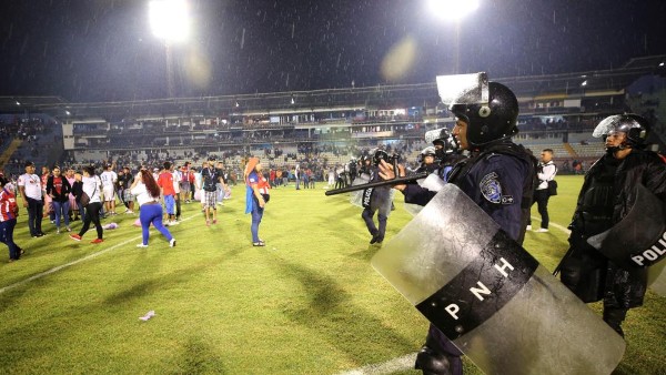 Disturbios en la cancha del Estadio Nacional de Honduras. FOTO: ESPECIAL