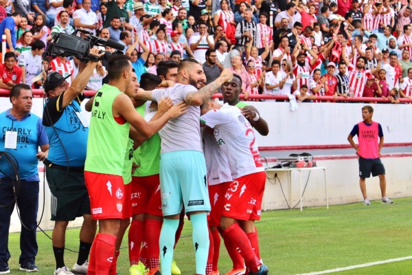 Los goles del triunfo fueron obra del argentino Maximiliano Salas a los minutos 53 y 64, así como de su compatriota Mauro Quiroga al 92. Con este resultado, los rojiblancos llegaron a seis unidades, en tanto los de Torreón se quedaron con 12. Foto: Twitter