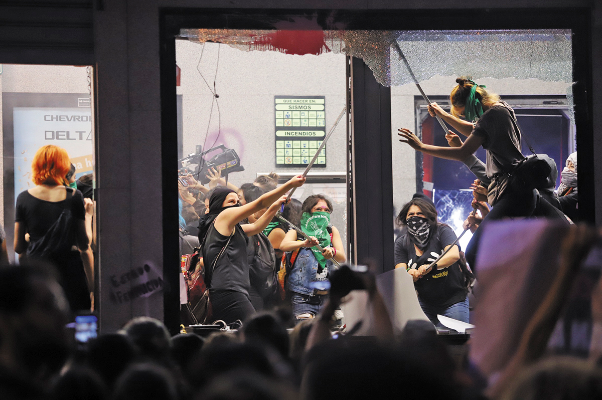ENOJO. Un grupo de manifestantes causaron
daños al mobiliario de la ciudad, el viernes. Foto: Víctor Gahbler