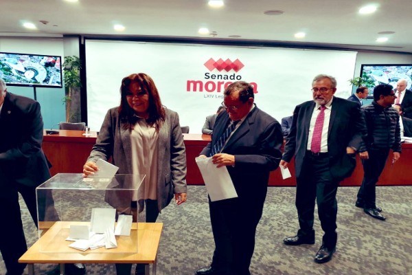 Una mujer en la Mesa Directiva