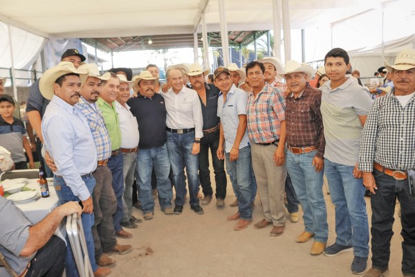El gobernador convivió con productores. Foto: Especial