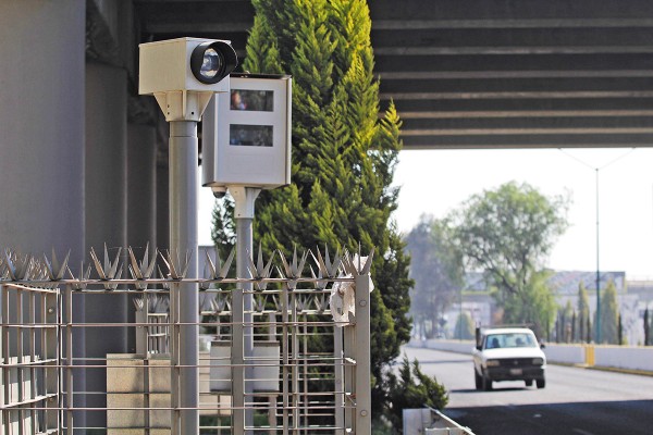 Las cámaras detectan a automovilistas que rebasan los límites de velocidad. Foto: Enfoque