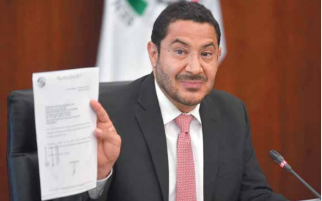 PRUEBA. Martí Batres mostró la convocatoria sólo para morenistas. Foto: Pablo Salazar Solís