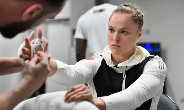 Ronda_Rousey_lesión_dedo