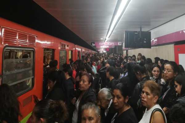 Avería de tren en estación Merced genera alta concentración de usuarios en Línea 1: VIDEO