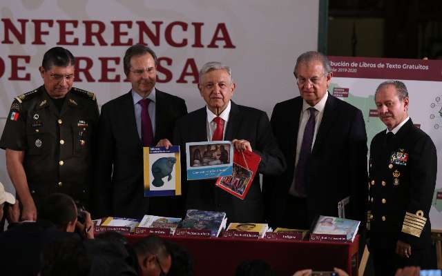 Andrés Manuel López Obrador presenta ante los medios algunos libros de texto: FOTO: Cuartoscuro.