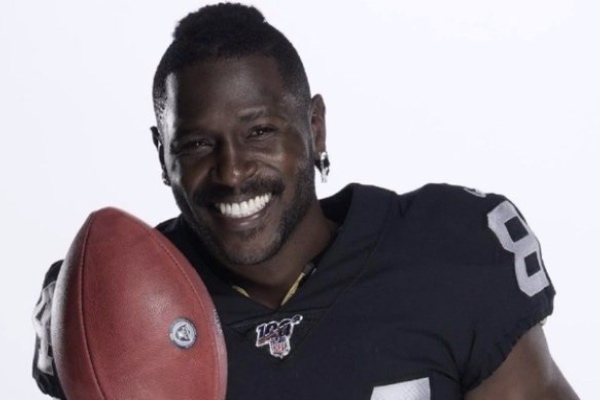 Brown y los patriotas firman un nuevo contrato que dejara que el reseptor juego hasta 2020