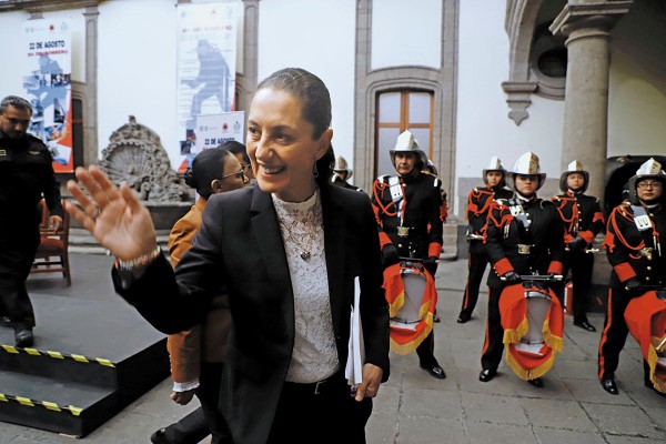La jefa de Gobierno entregó reconocimientos a bomberos destacados en su día. Foto: Leslie Pérez