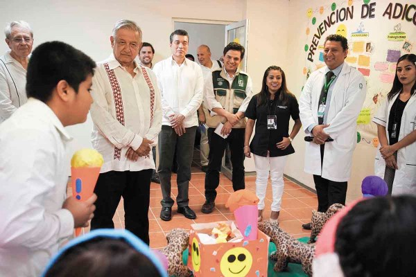 López Obrador dijo que el reto es el abasto de medicamentos y de doctores. Foto: Especial