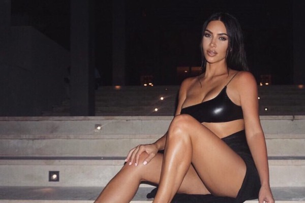 Kim_kardashian_tiene_6_dedos_en_el_pie