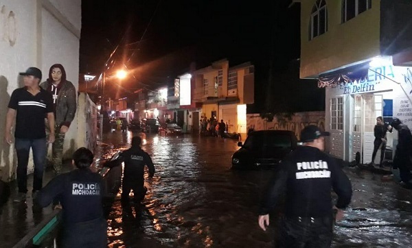 El presidente municipal, César Palafox, indicó que ya se habilitó en la Casa de la Cultura de Los Reyes un refugio para damnificados, ya que el auditorio municipal también resultó afectado. Foto: Especial