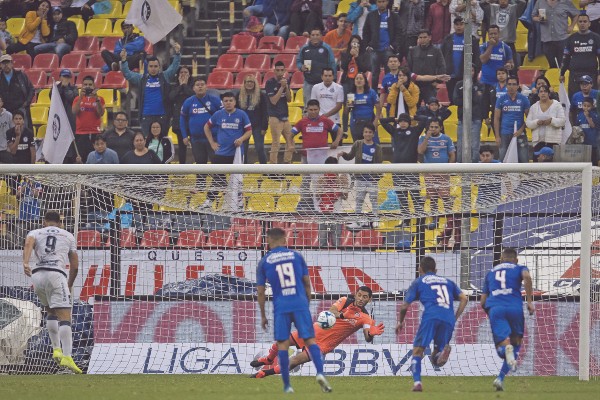 SALVADOR. Así se tendió el arquero cementero para contener el disparo de Lucas Cavallini, al 88’. Foto: MEXPORT