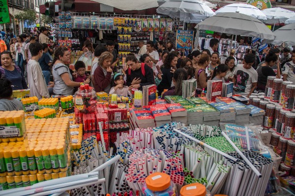 Padres de familia acuden con sus hijos en búsqueda de surtir la lista de útiles escolares para el regreso a clases en primaria y secundaria.
FOTO: ANDREA MURCIA /CUARTOSCURO.COM