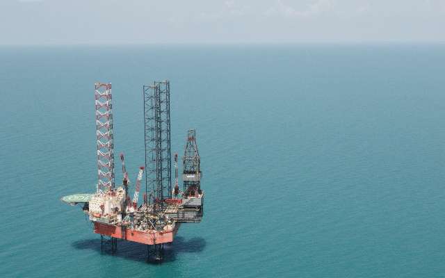 Plataforma petrolera en medio del océano. FOTO: Cuartoscuro.