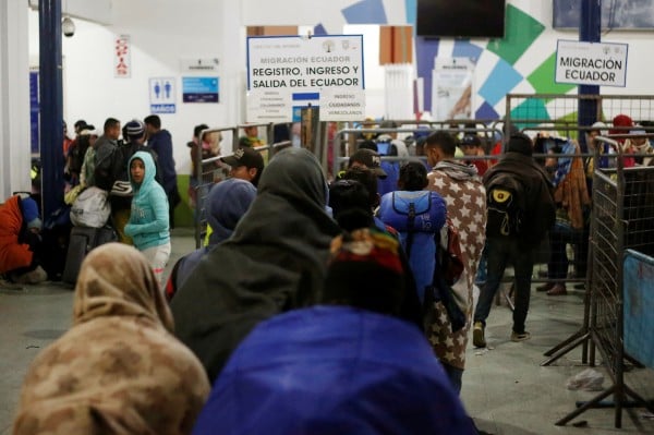 FRONTERA. Venezolanos
hacen fila para entrar a Ecuador. Foto: REUTERS