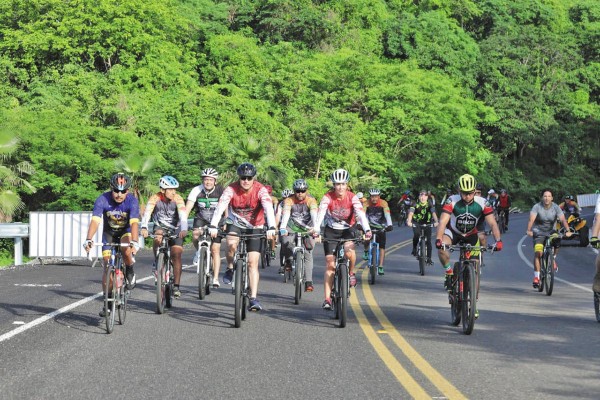 BICIS. En la inauguración, el gobernador participó en una rodada ciclista. Foto: Especial