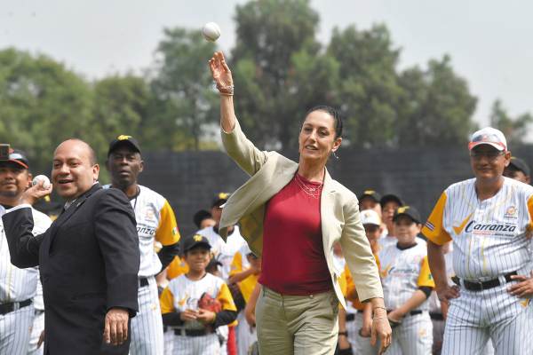 CEREMONIA. Claudia Sheinbaum lanzó la primera bola conme- morativa en la Ciudad Deportiva, en la capital de nuestro país. Foto: Pablo Salazar Solís.